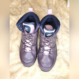 CLEARANCE Nike Manoa '17 Leather Sz 5Y (Girls) NEW